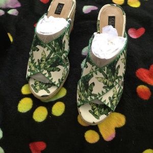 Palm Print Wedge Sandals 8-1/2 medium